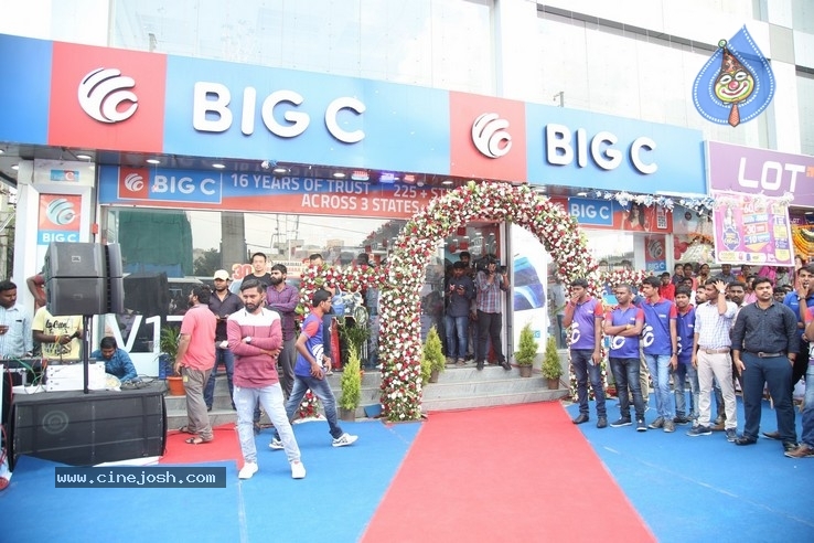 Samantha Launch One Plus Mobile At Big C - 9 / 19 photos