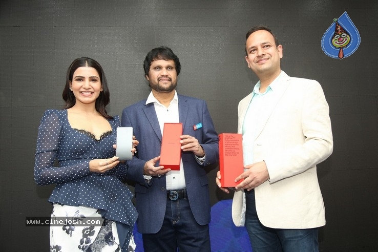 Samantha Launch One Plus Mobile At Big C - 13 / 19 photos