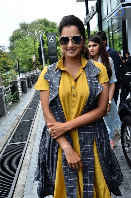 Sania Mirza at The Lable Bazar Curtain Raiser - 14 / 21 photos