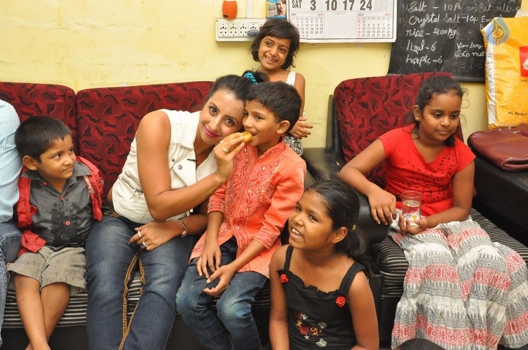 Sanjjanaa Visits Serve Needy Voluntary Organization - 5 / 41 photos