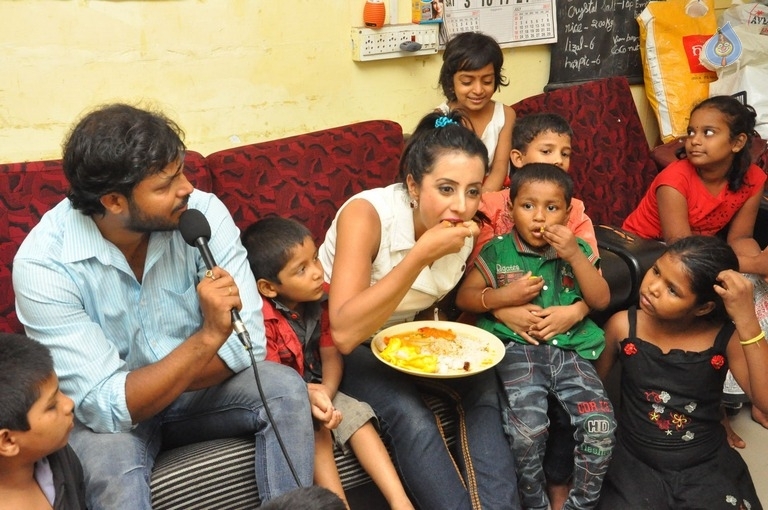 Sanjjanaa Visits Serve Needy Voluntary Organization - 7 / 41 photos