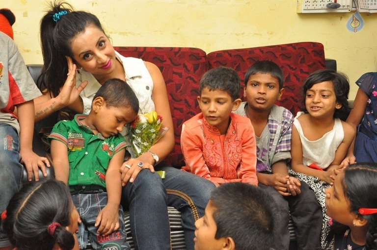 Sanjjanaa Visits Serve Needy Voluntary Organization - 11 / 41 photos