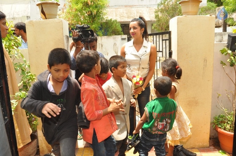 Sanjjanaa Visits Serve Needy Voluntary Organization - 14 / 41 photos