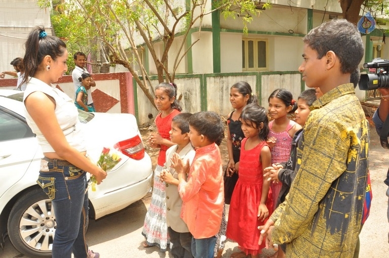 Sanjjanaa Visits Serve Needy Voluntary Organization - 20 / 41 photos