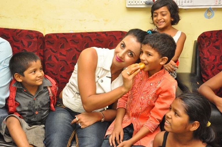 Sanjjanaa Visits Serve Needy Voluntary Organization - 37 / 41 photos