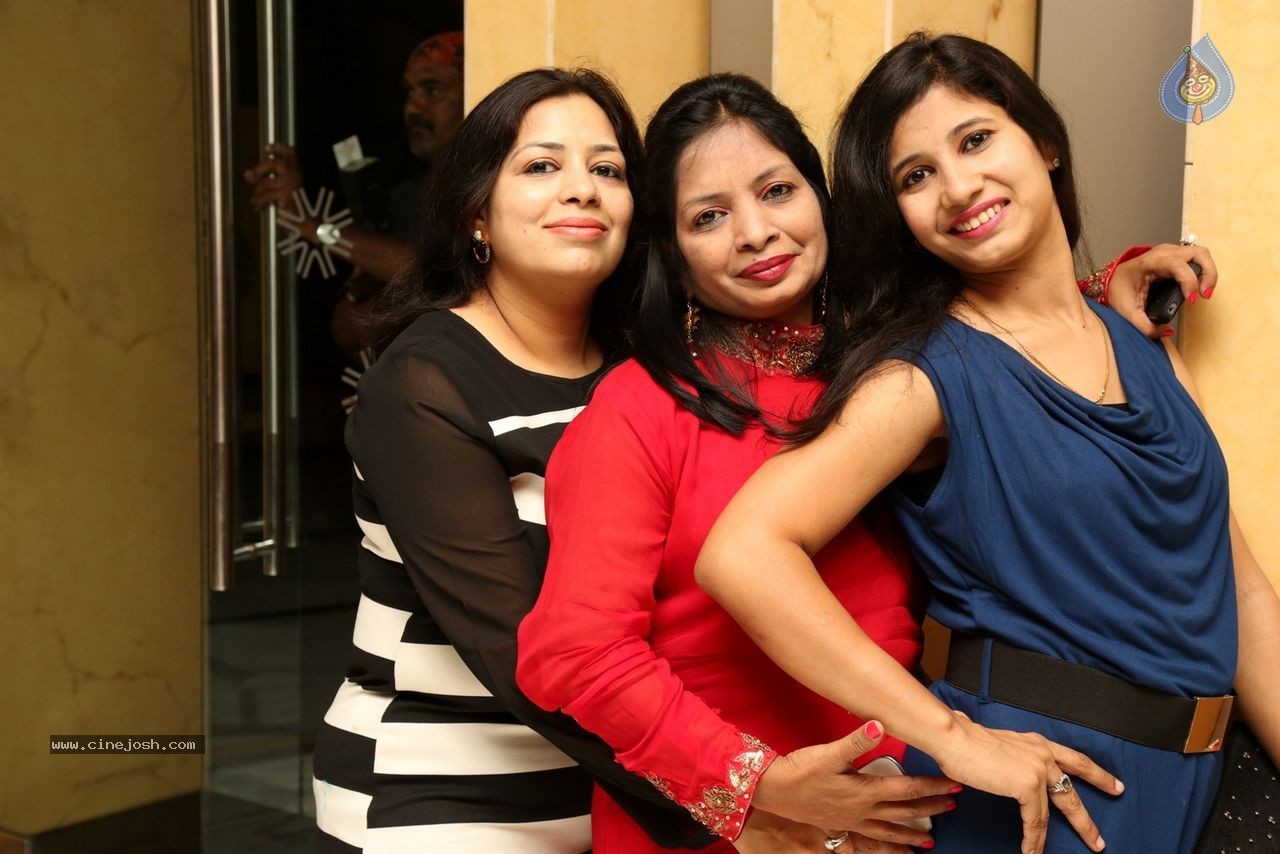 Sashi Nahata 25th Wedding Anniversary - 85 / 128 photos
