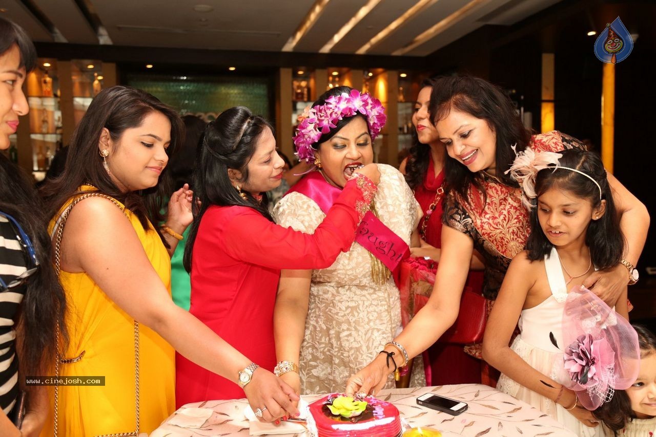 Sashi Nahata 25th Wedding Anniversary - 86 / 128 photos