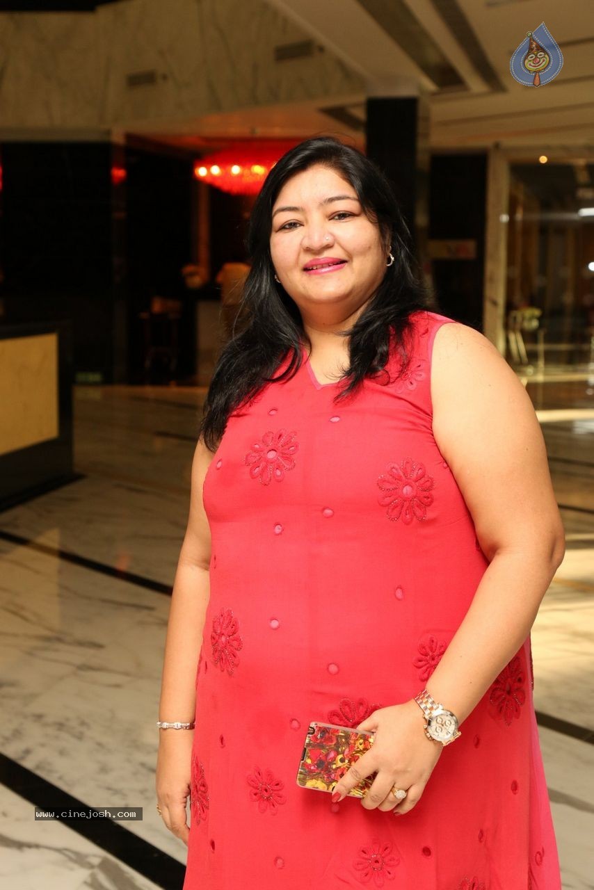 Sashi Nahata 25th Wedding Anniversary - 96 / 128 photos