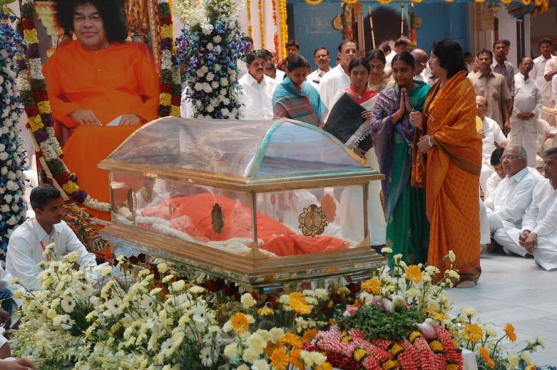 Sathya Sai Baba Condolences Photos - 5 / 109 photos