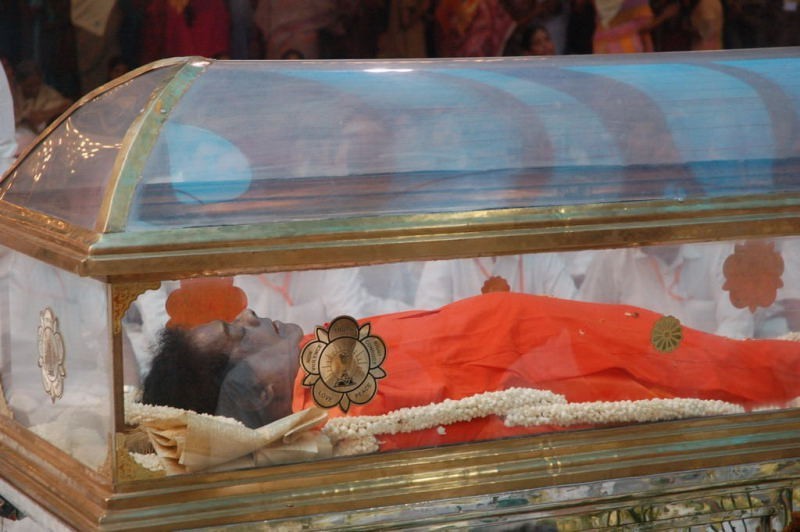 Sathya Sai Baba Condolences Photos - 7 / 109 photos