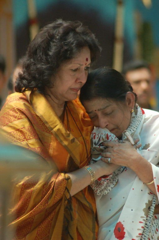 Sathya Sai Baba Condolences Photos - 11 / 109 photos