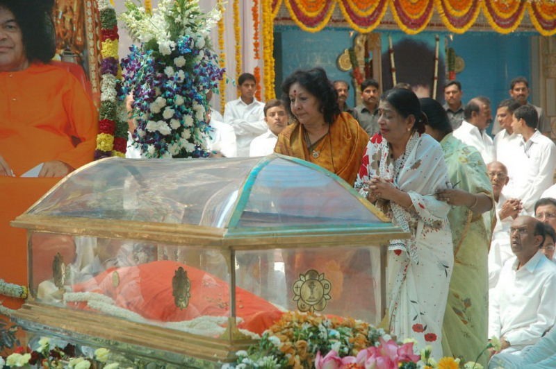 Sathya Sai Baba Condolences Photos - 14 / 109 photos