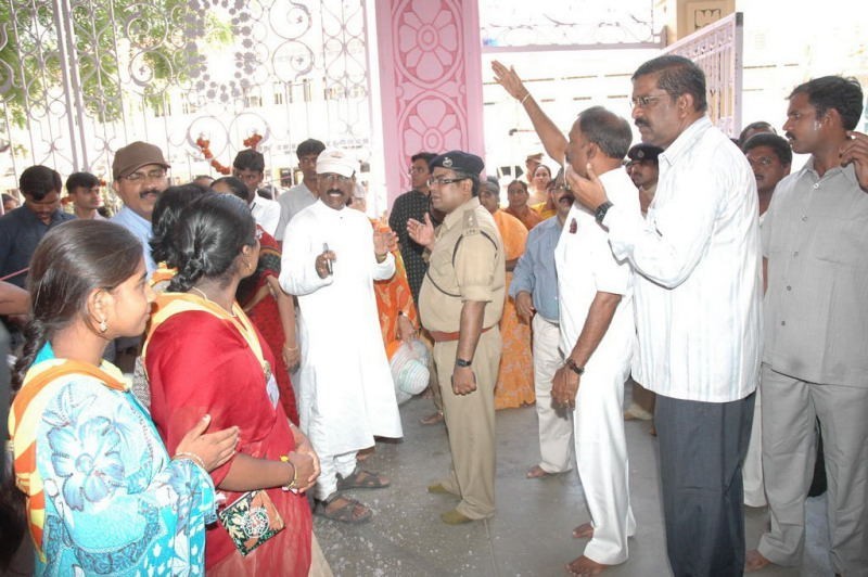 Sathya Sai Baba Condolences Photos - 15 / 109 photos