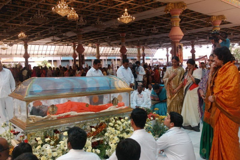 Sathya Sai Baba Condolences Photos - 18 / 109 photos