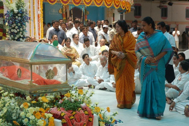 Sathya Sai Baba Condolences Photos - 19 / 109 photos