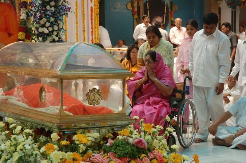 Sathya Sai Baba Condolences Photos - 23 / 109 photos