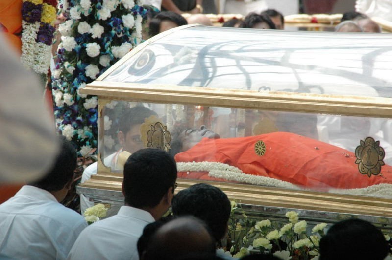 Sathya Sai Baba Condolences Photos - 25 / 109 photos
