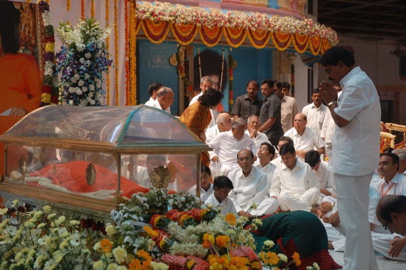 Sathya Sai Baba Condolences Photos - 29 / 109 photos