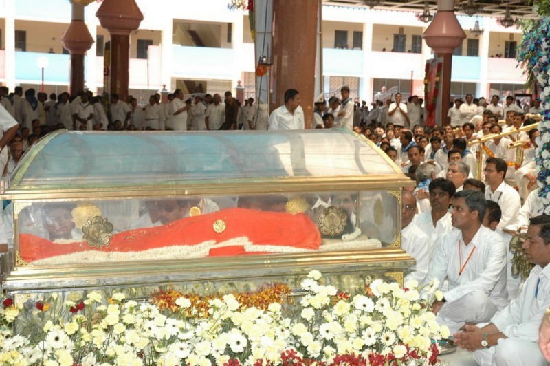 Sathya Sai Baba Condolences Photos - 32 / 109 photos