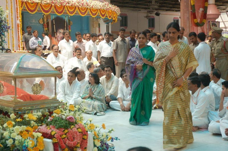 Sathya Sai Baba Condolences Photos - 35 / 109 photos