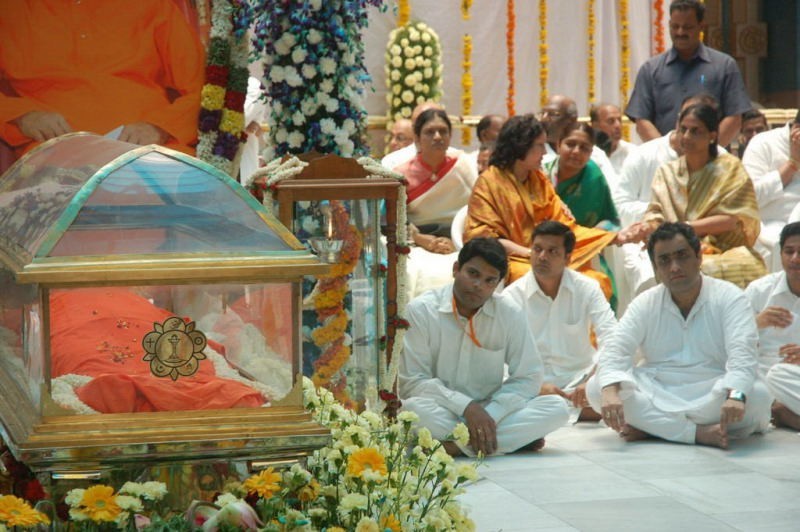 Sathya Sai Baba Condolences Photos - 36 / 109 photos