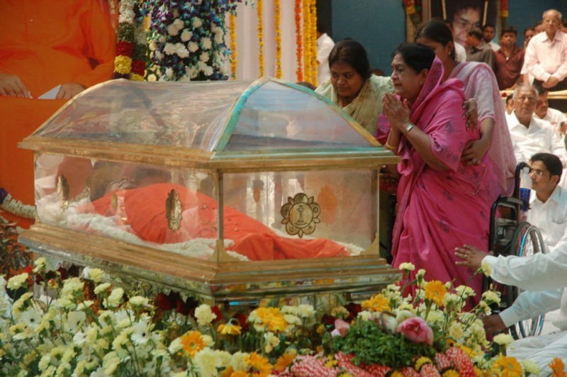 Sathya Sai Baba Condolences Photos - 37 / 109 photos