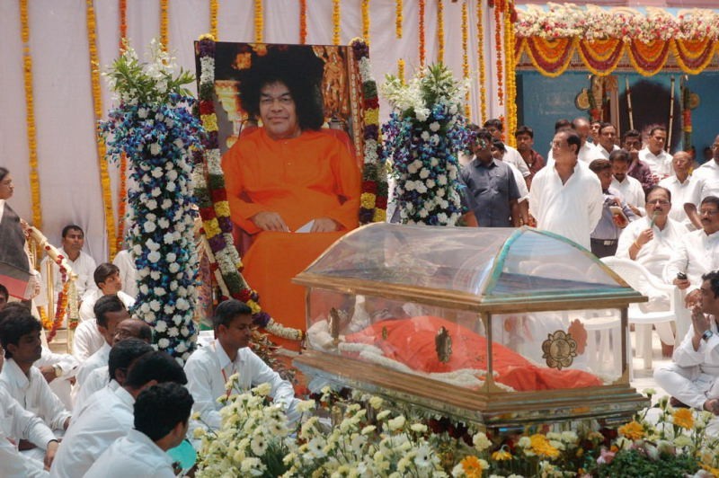 Sathya Sai Baba Condolences Photos - 39 / 109 photos