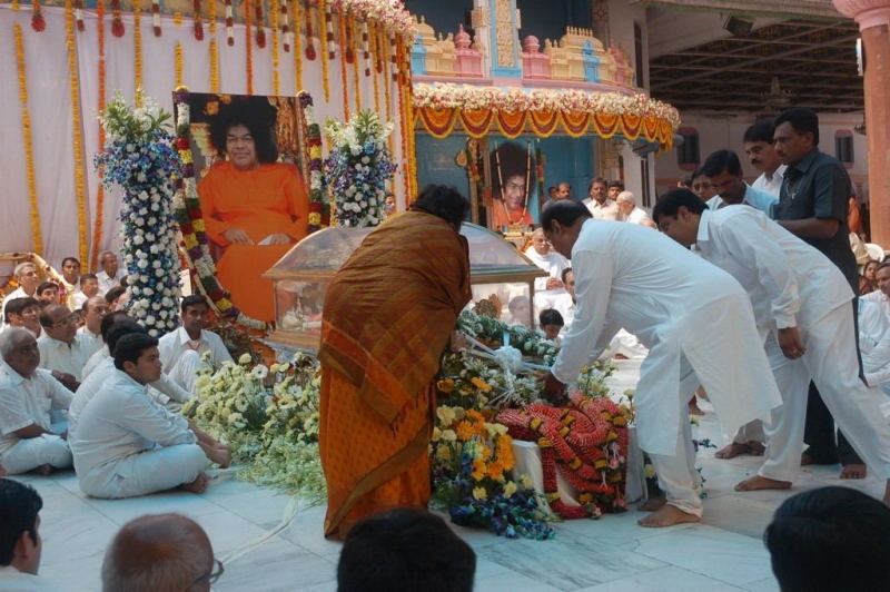 Sathya Sai Baba Condolences Photos - 40 / 109 photos