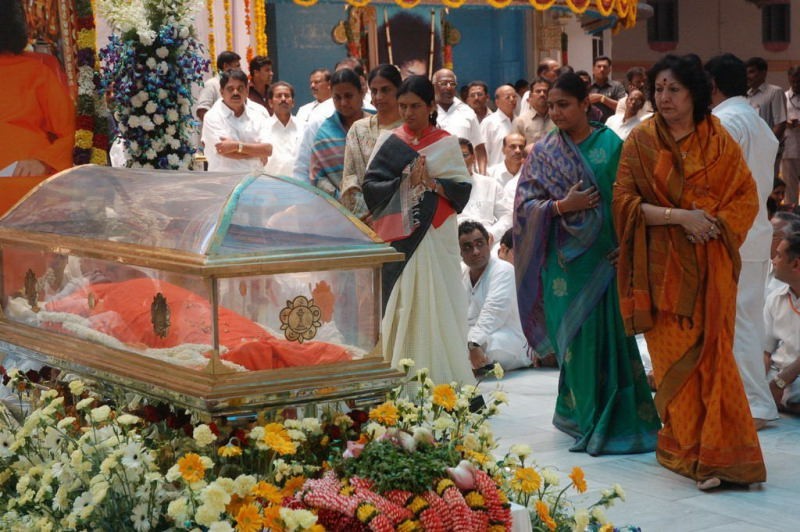 Sathya Sai Baba Condolences Photos - 48 / 109 photos