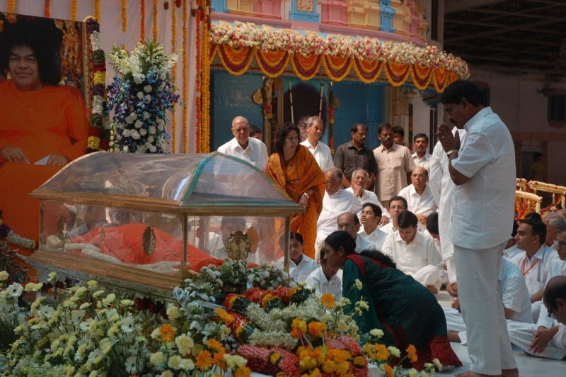 Sathya Sai Baba Condolences Photos - 59 / 109 photos