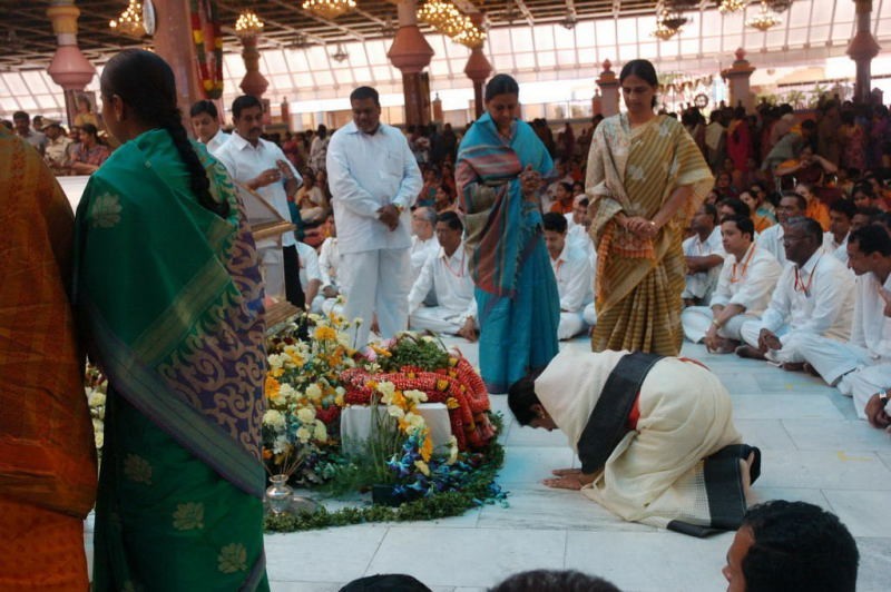 Sathya Sai Baba Condolences Photos - 62 / 109 photos