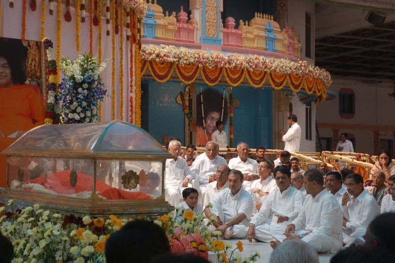 Sathya Sai Baba Condolences Photos - 71 / 109 photos