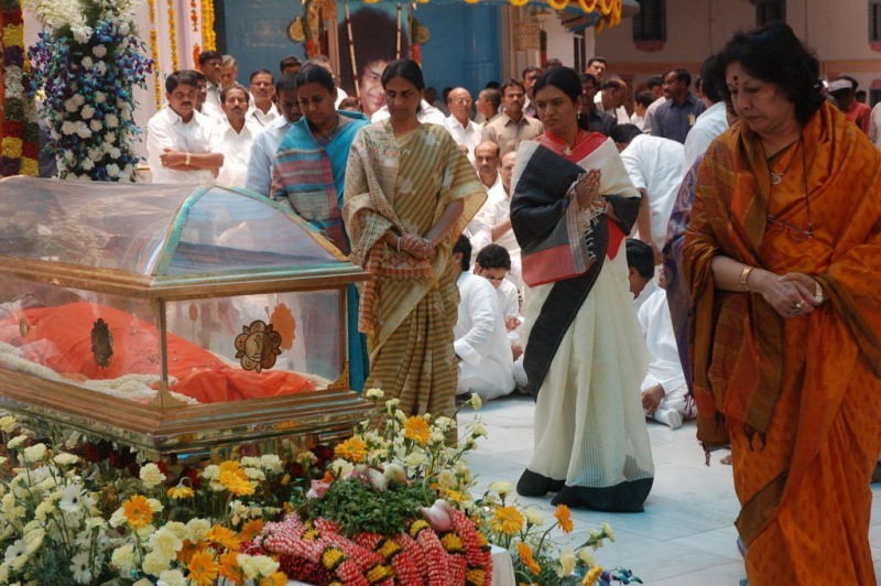 Sathya Sai Baba Condolences Photos - 75 / 109 photos