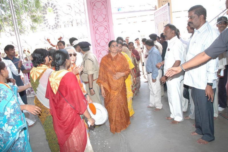 Sathya Sai Baba Condolences Photos - 77 / 109 photos