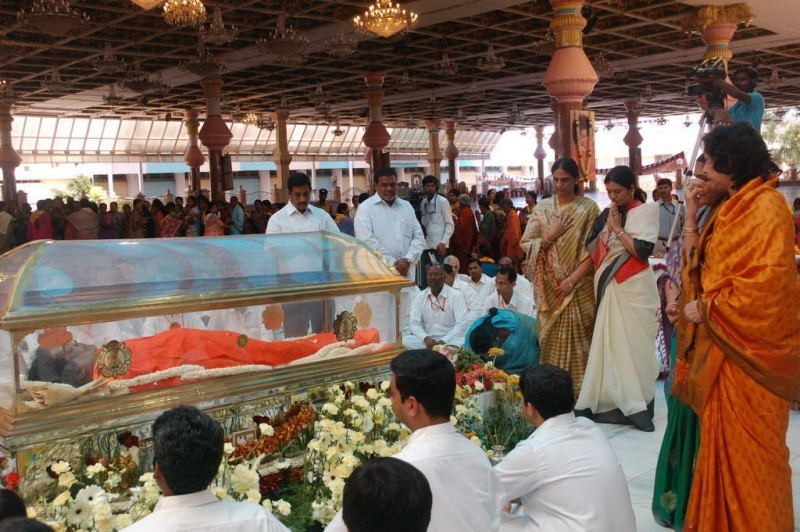Sathya Sai Baba Condolences Photos - 79 / 109 photos