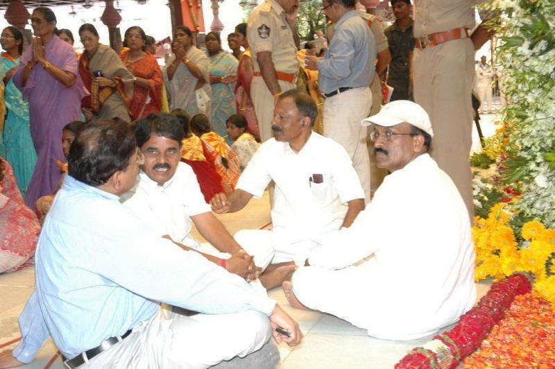 Sathya Sai Baba Condolences Photos - 81 / 109 photos