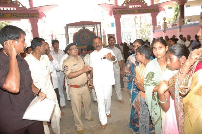 Sathya Sai Baba Condolences Photos - 90 / 109 photos