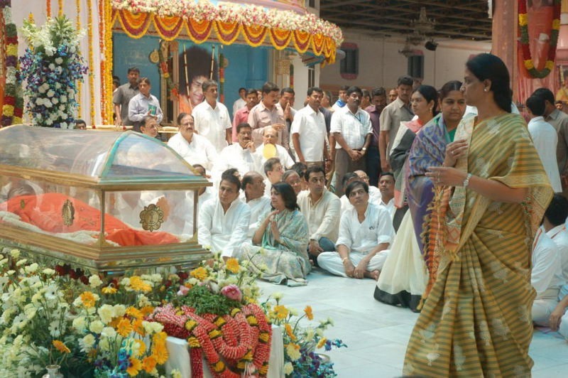 Sathya Sai Baba Condolences Photos - 95 / 109 photos