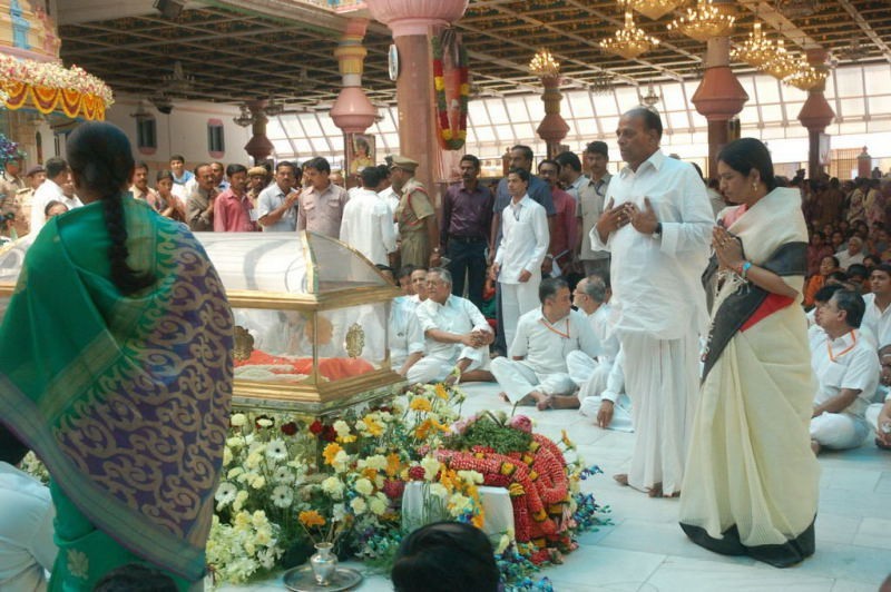 Sathya Sai Baba Condolences Photos - 98 / 109 photos