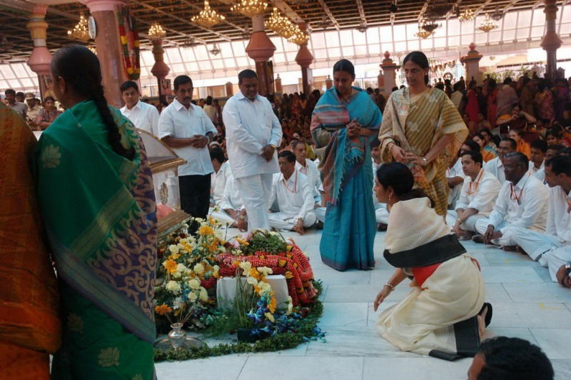 Sathya Sai Baba Condolences Photos - 105 / 109 photos