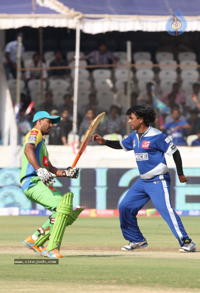 Semi Final 1 Kerala Strikers vs Karnataka Bulldozers Match - 24 / 71 photos