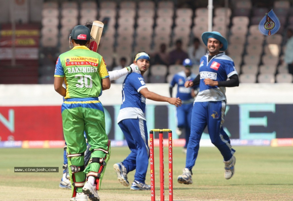 Semi Final 1 Kerala Strikers vs Karnataka Bulldozers Match - 32 / 71 photos