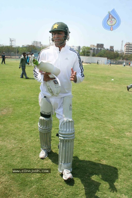Shoaib Malik Practicing Cricket with Hyderabad Players - 2 / 14 photos