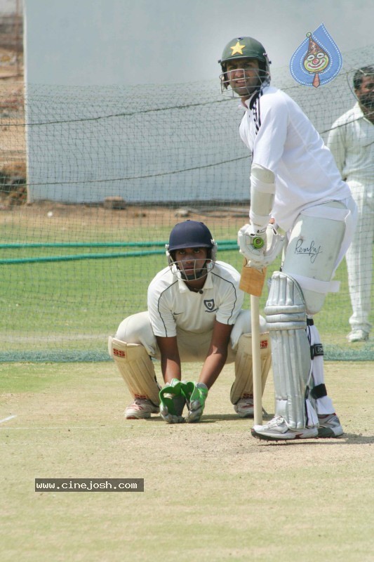Shoaib Malik Practicing Cricket with Hyderabad Players - 7 / 14 photos