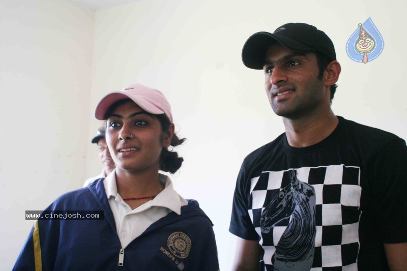 Shoaib Malik Practicing Cricket with Hyderabad Players - 11 / 14 photos