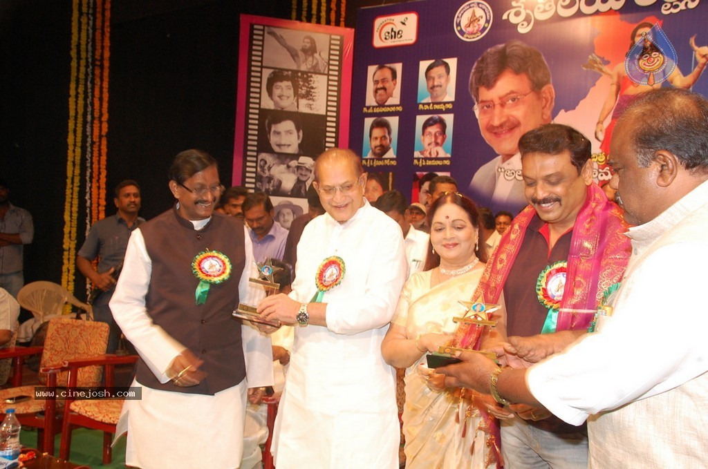Silver Crown Award to Krishna n Vijaya Nirmala - 14 / 35 photos