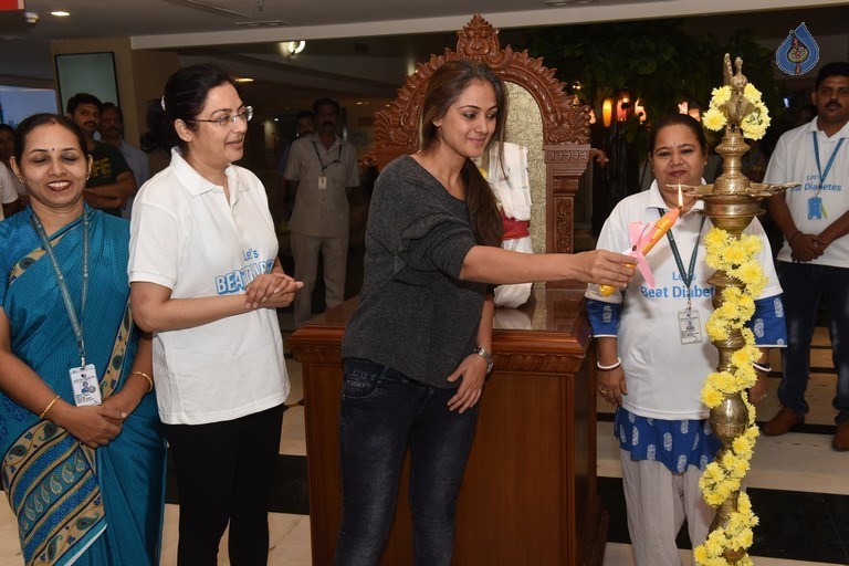Simran at World Obesity Day Event - 16 / 21 photos