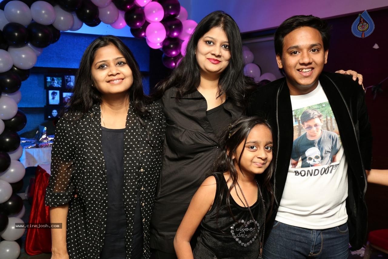 Sonu Jain Birthday Party - 32 / 107 photos