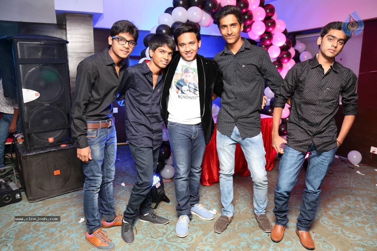 Sonu Jain Birthday Party - 58 / 107 photos
