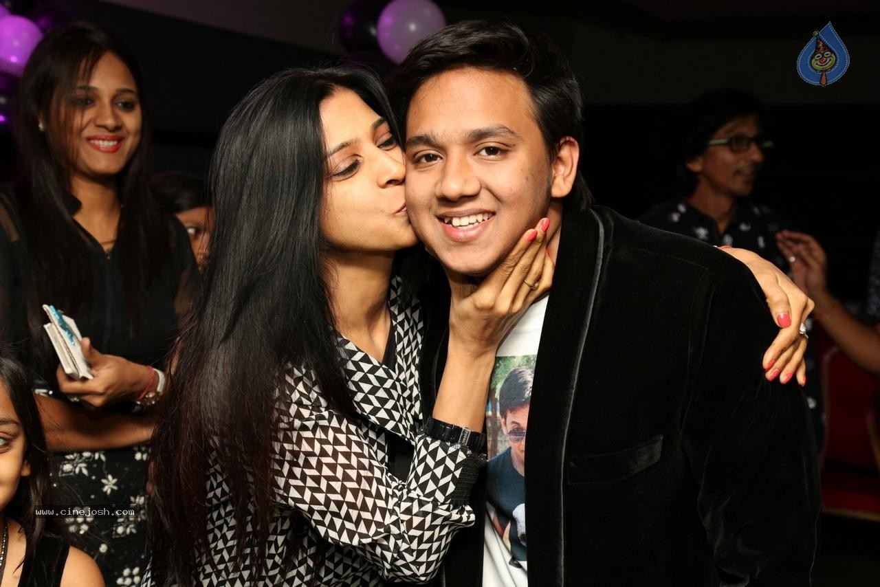 Sonu Jain Birthday Party - 61 / 107 photos